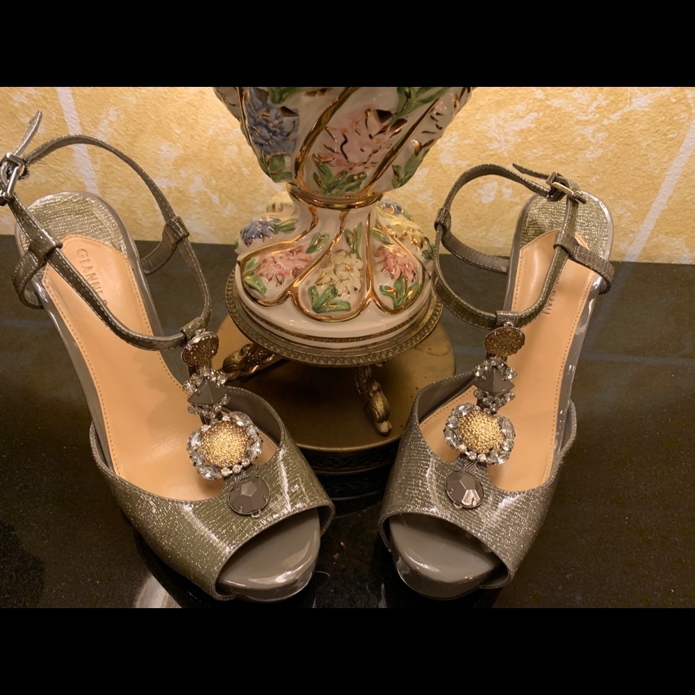 Like new Gianni Bini Shoes